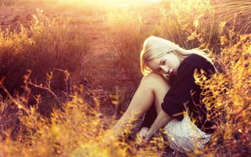 悲伤的金发女孩,坐,草,日落 壁纸 - 1440x900
