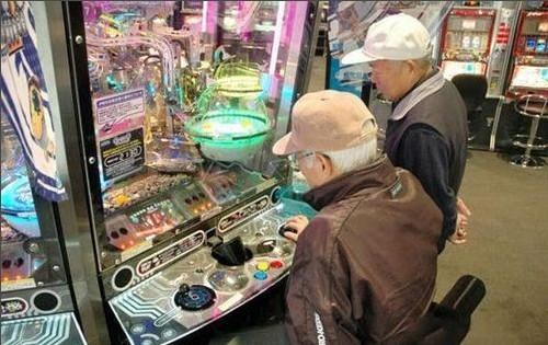 街机厅成为日本老年人娱乐聚会新选择_电视游戏_新浪游戏_新浪网