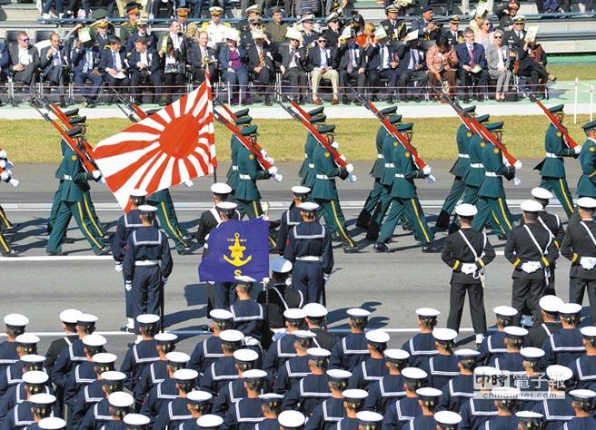 日本自卫队年度阅兵,2013年10月27日在埼玉县接受检阅.(新华社)