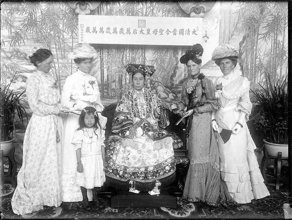 清光绪 慈禧太后与外国使节夫人在颐和园乐寿堂内的合影1903 年-1905