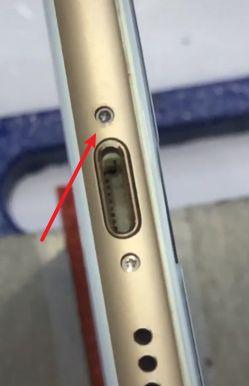 找苹果手机底部螺丝打滑拧不开的地方.