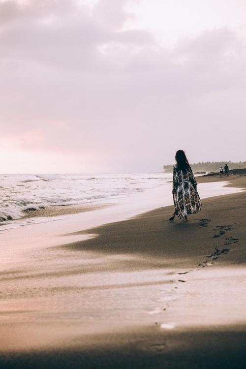 沙滩上孤独女生背影高清原图查看