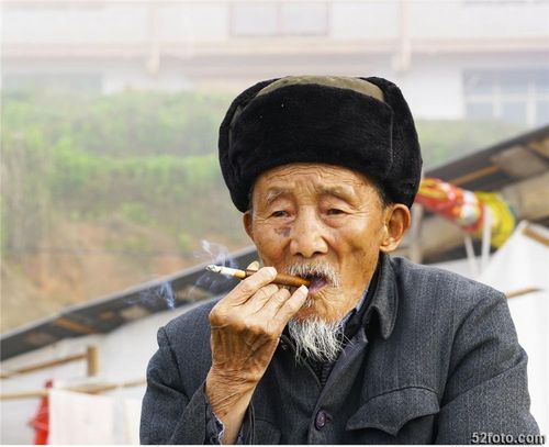 抽烟的老头
