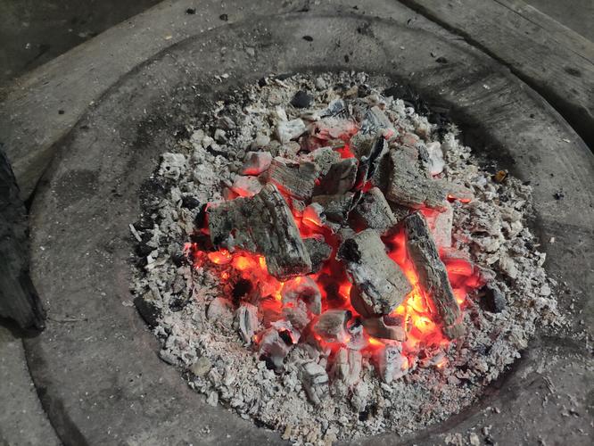 在我们大别山区农村,很多家庭习惯烧木炭取暖,木炭放在炭火盆里,点燃