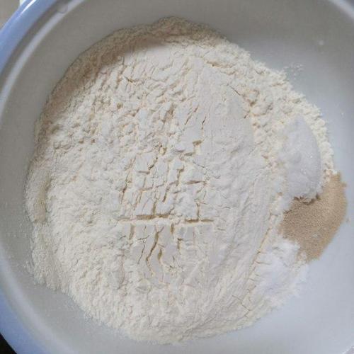 第1步,面粉放入酵母,白糖,泡打粉搅拌一下.