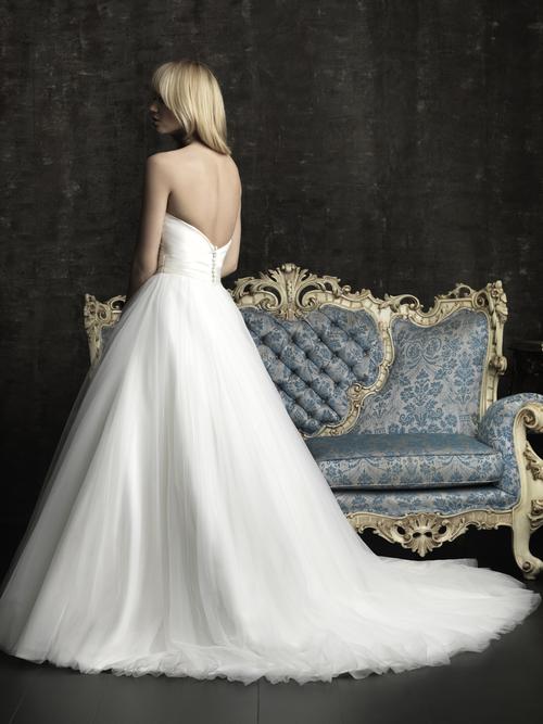 穿一件长拖尾婚纱 像公主一样出嫁