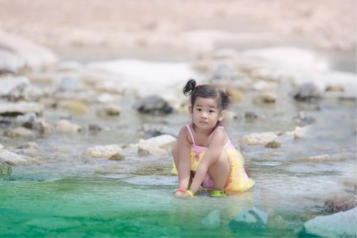 戏水的小女孩……摄影师……孤影……制作……美玉……出镜……香蕉