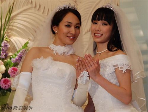 日本两同性恋女星办结婚典礼 婚纱照曝光