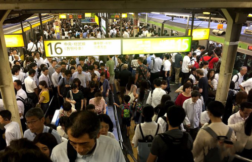 全球最拥挤地铁站,日均几百万客流量,乘客都被挤到变形!