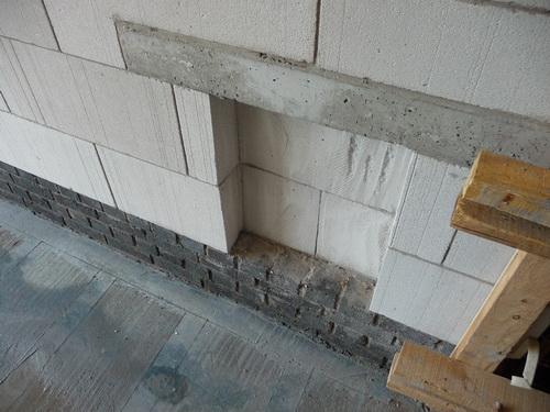 14,砌块墙底部用砖砌筑一定高度的矮墙,目的是防止水侵蚀砌块墙.