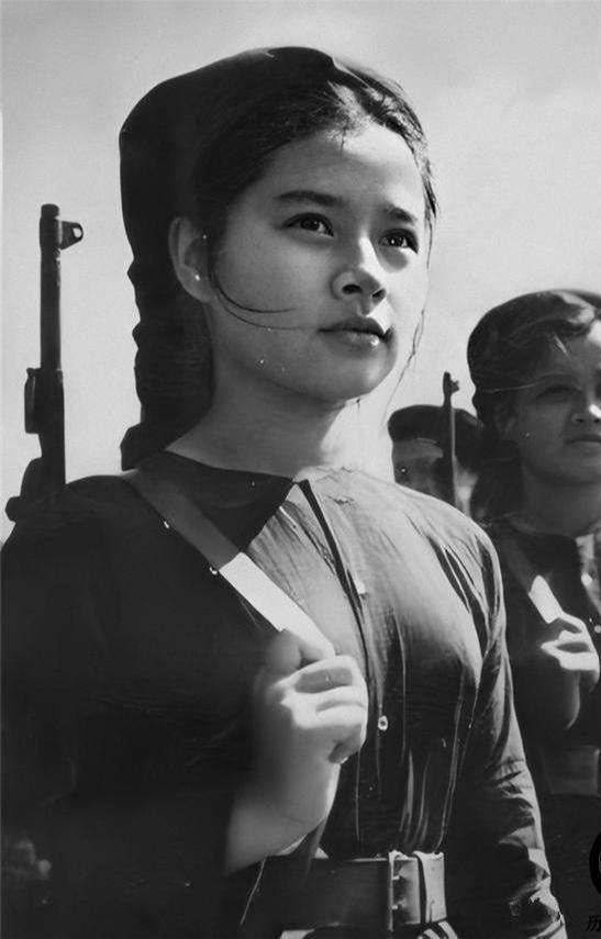 越战中的越南女兵有多凄惨?经历了美军的摧残,还被越南男人侮辱