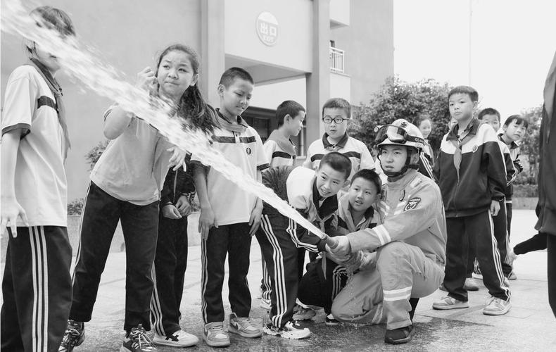 图:5月10日,贵州省黔东南苗族侗族自治州岑巩县第四小学的孩子们在