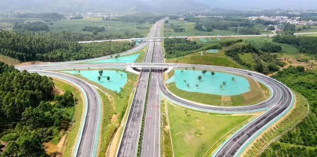 礼献百年华诞7月1日广西有两条新高速公路建成通车