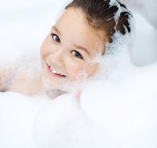子在洗澡间刷她的牙齿可爱的四岁女孩轻松洗澡用泡沫迷人的女孩洗澡后
