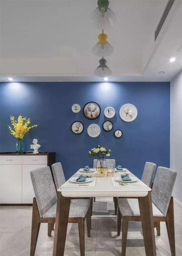 这套现代简约风三居室,装修真的很美,尤其是那个蓝色背景墙!