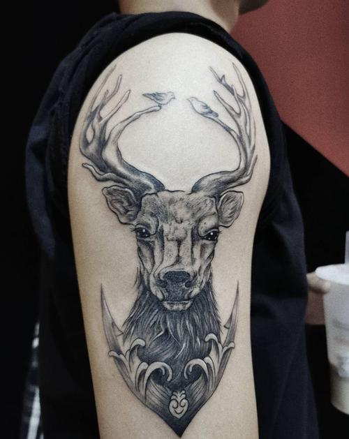 鹿头纹身图片_手臂欧美写实点刺鹿头鹿纹身图案
