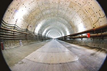 上图:提前一年实现双线贯通的长江隧道.