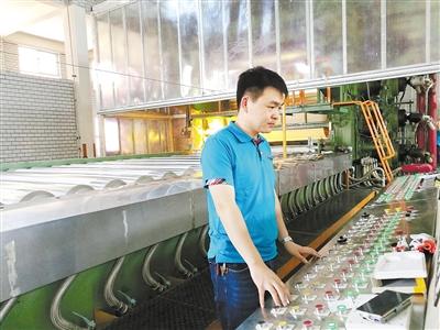 近日,保定帝鹏实业有限公司工作人员在调试高压静电除尘器设备.