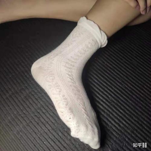 女生穿棉袜的脚有多好看