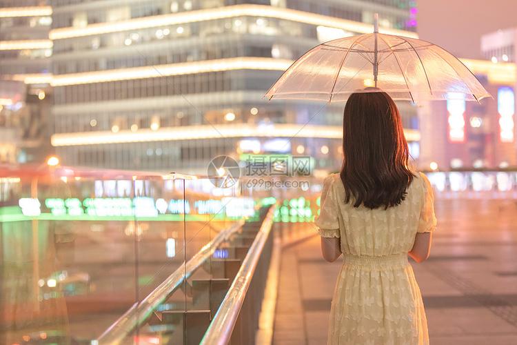 下雨天走在城市里的女性背影