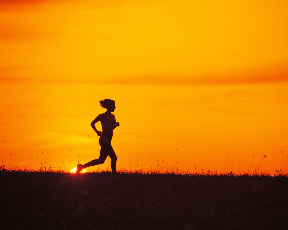 体育,夕阳,跑步,女孩,夕阳下奔跑的女孩壁纸