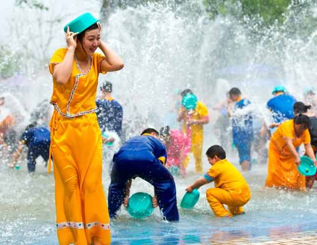评论丨女生泼水节被撕雨衣走向全国的民俗节日应该怎么玩