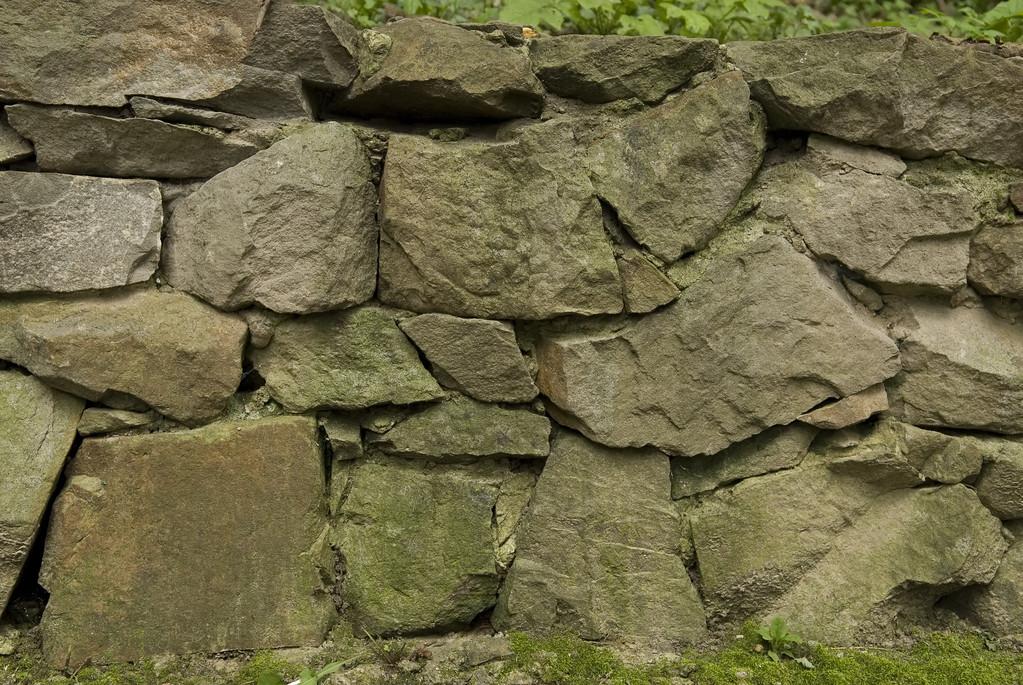 石头墙背景,在一个公园中的石墙