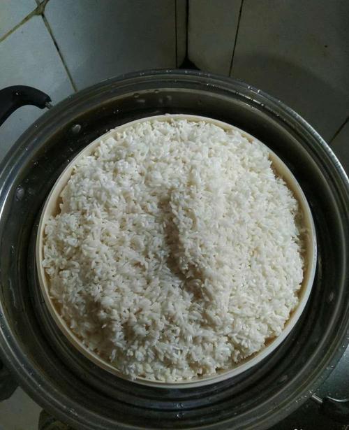 用清水淘洗干净后,将糯米放在凉水里三个小时,将糯米放入加了水的蒸锅