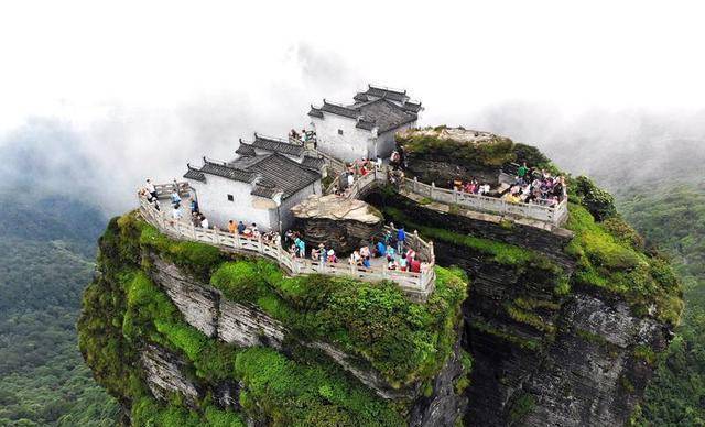 世界上最值得观看的寺庙:梵净山寺悬空近2500米