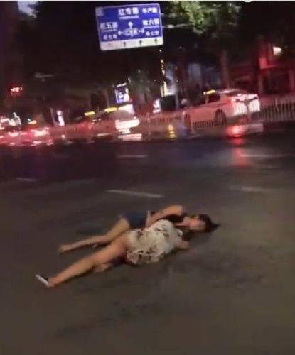 胆子忒大了!郑州两女生喝醉酒就在马路中间倒头就睡