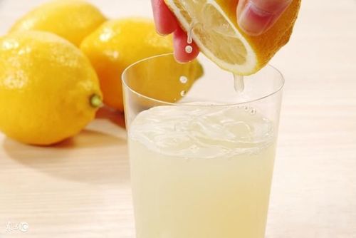 把柠檬汁和牙膏一同使用,用牙膏蘸少量的柠檬汁一起刷牙齿,保持横竖