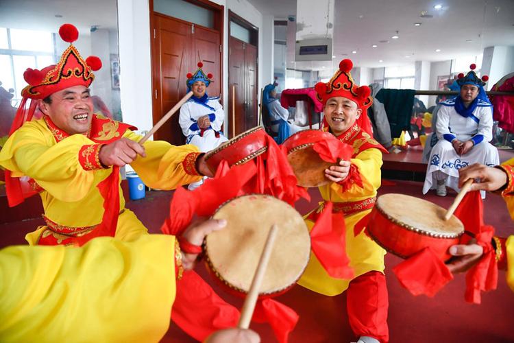 1月19日,山东省商河县鼓子秧歌艺术团演员在编排节目.