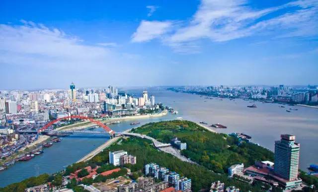 一个很有历史的城市 武汉九省通衢 地域优势非常明显 武汉城市的山水