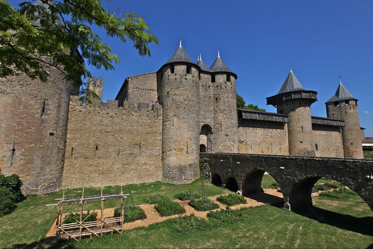 从外形看,这是一座典型的中世纪欧洲城堡,屋身呈圆柱形,屋顶呈圆锥形