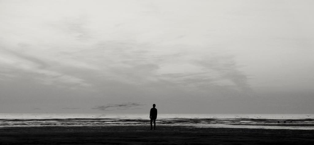 黑白自然空旷简约天地间站着一个人自然黑白拍照背景图片