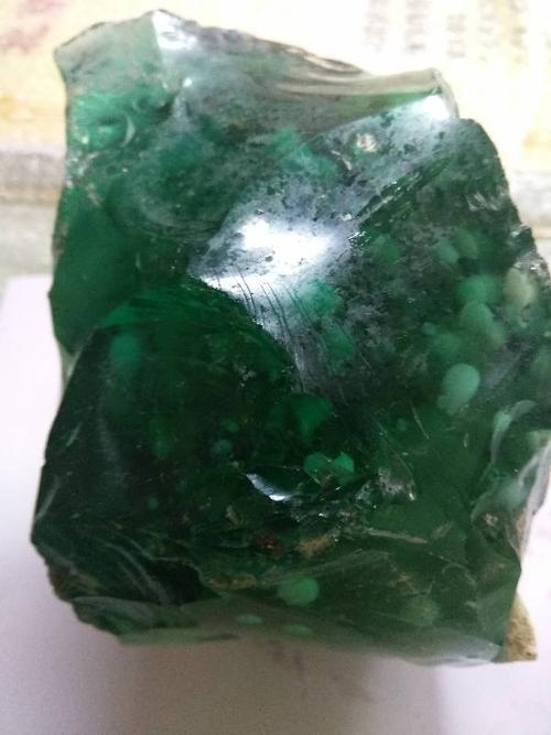 这是什么石头,蓝绿色玻璃质感,透明内有白色气泡