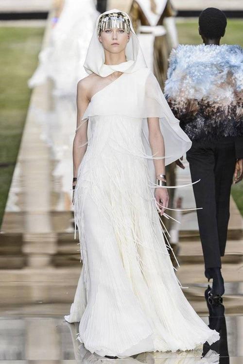 2018秋冬高级订造服系列中的婚纱灵感 婚礼穿上这些婚纱最完美!