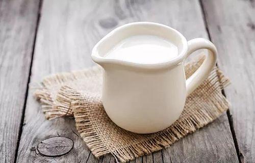 由于水在牛奶中占较大比重,空腹喝较多的牛奶,稀释了胃液,不利于食物