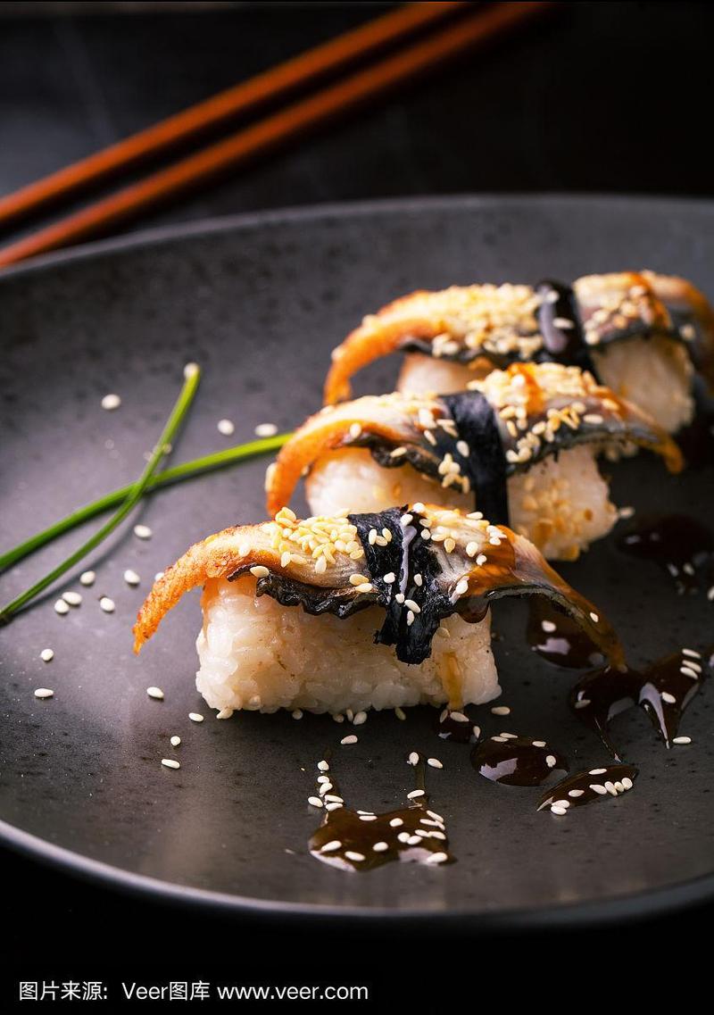 鳗鱼手握寿司配酱料和芝麻