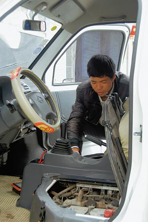 刘仕荣在检修自家的面包车