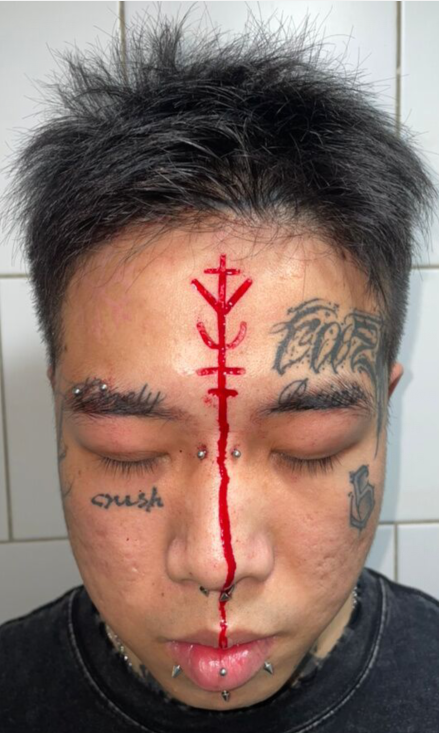 额头肉雕纹身设计男 脸部割皮纹身欣赏(9)