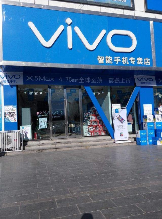 vivo从传统的手机专卖店到现在的品牌概念店,更懂市场和消费者