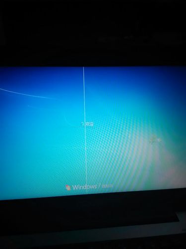 电脑打开就这样了,显示器中间总有一条白线,是显示器坏了吗?要怎么办?