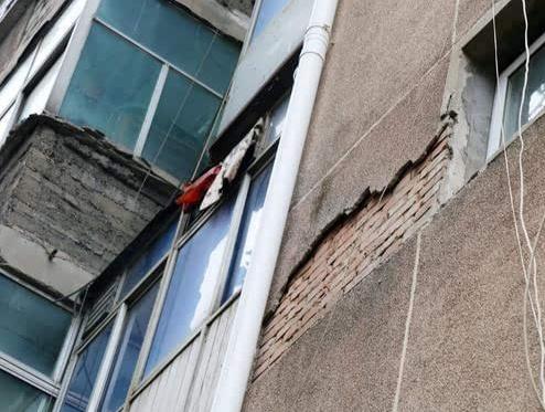 曝光台 > 正文      阳台被大风刮掉,郑州一居民楼的阳台被台风刮掉了