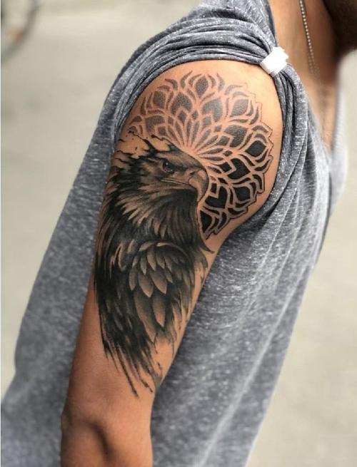 雄鹰鹰纹身 男生手臂上黑灰色的雄鹰鹰纹身图片 - 找图案网