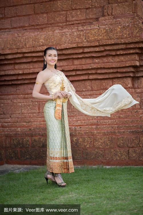 美丽的女人穿着典型的泰国服装