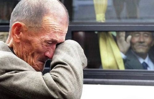 在火车站含泪挥别老战友的老人.