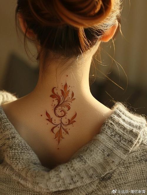 今日纹身图案分享    女生背部纹身    #纹身分享