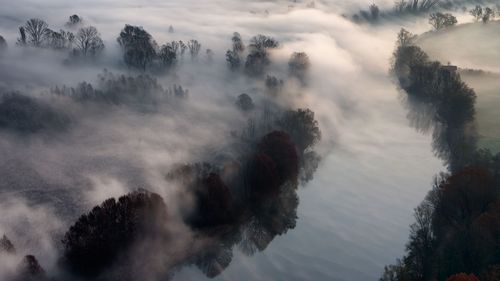 朦胧雾下的美景图片高清宽屏桌面壁纸