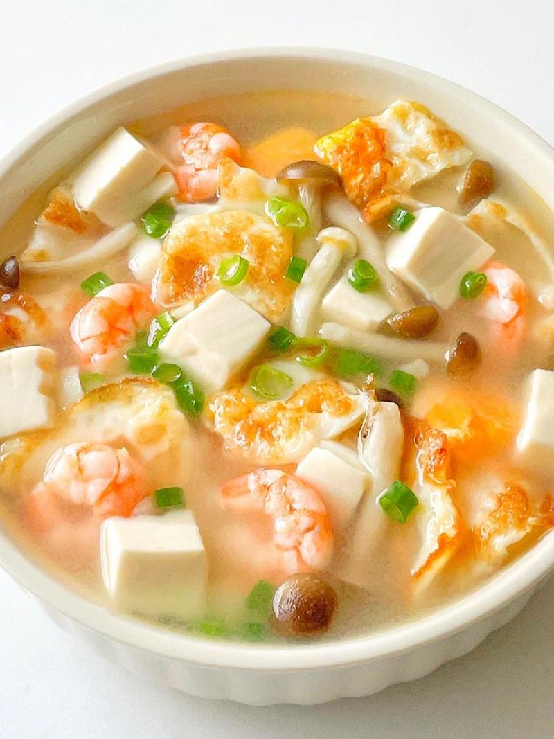 三鲜菌汤  准备食材: 鲜虾,豆腐,白玉菇,蟹味菇,鸡蛋  做法看图